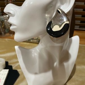 Metal groovy 80’s post oversized teardrop earrings🌈